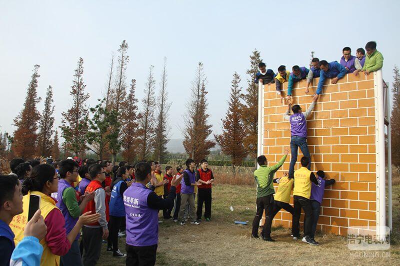 威思頓公司組織戶外拓展訓練