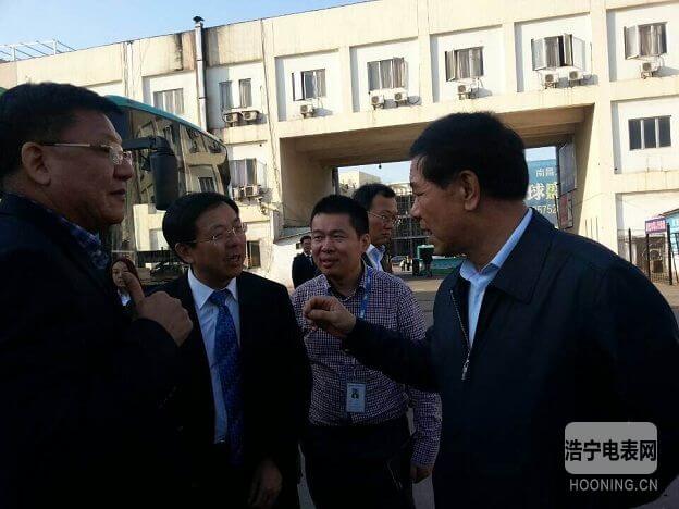 江西省常委、常務(wù)副省長莫建成參觀由科陸電子參與建設(shè)的國內(nèi)首個(gè)民間資本投資新能源汽車充電站