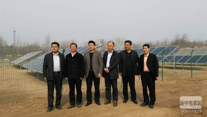 精準(zhǔn)扶貧項(xiàng)目地，陸總裁與當(dāng)?shù)刂饕I(lǐng)導(dǎo)合影